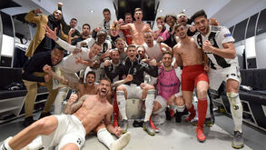 Balneário da Juventus rodeou Cristiano Ronaldo para a fotografia triunfal