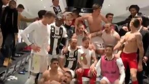 Jogadores da Juve aos gritos por Ronaldo: eis os bastidores da icónica foto no balneário