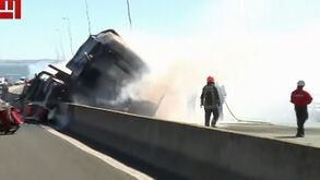 Camião a arder na Ponte Vasco da Gama: veja as imagens