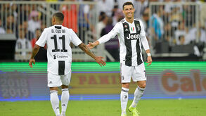 Douglas Costa lembra chegada de Ronaldo: «Conquistou todos muito rápido»