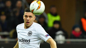 Barcelona aperta cerco a Jovic: os contornos de um negócio tripartido