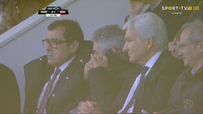 VAR anulou golo e Vieira... 'sacou' do telemóvel