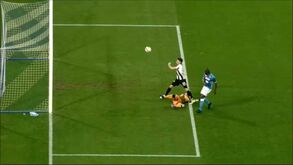 Um valente susto: Ospina perdeu os sentidos diante da Udinese