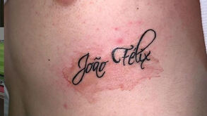 Adepto do Benfica prometeu tatuar o nome de João Félix no corpo e... já cumpriu