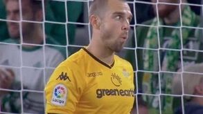 A reação que está a correr mundo: guarda-redes do Betis 'incrédulo' com obra de arte de Messi