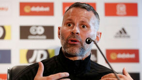 Giggs responde a Ibrahimovic: «Temos 2 mil jogos pelo United mas ele sabe mais do que nós»