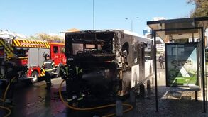 Autocarro arde nas Amoreiras em Lisboa 