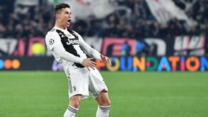 UEFA multa Cristiano Ronaldo em 20 mil euros pelo gesto à Simeone na Liga dos Campeões
