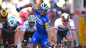 Julian Alaphilippe coloca monumento no palmarés ao vencer Milão-Sanremo