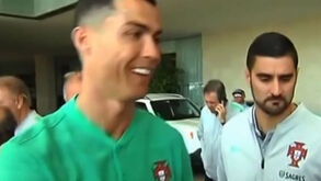 Cristiano Ronaldo brincou com fã que tinha camisola do Real Madrid: «Tens de ter a da Juventus»