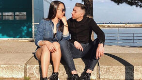 Herrera em romance junto ao rio em Lisboa