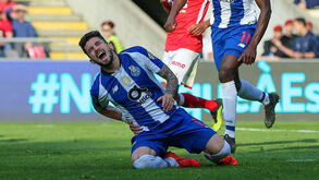 A dor do lesionado Alex Telles após marcar o penálti do 2-2