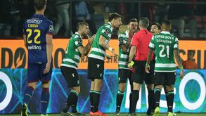 Ristovski e restantes jogadores do Sporting incrédulos com vermelho ao lateral