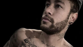 Neymar tem uma nova tatuagem que inclui... um campo de futebol