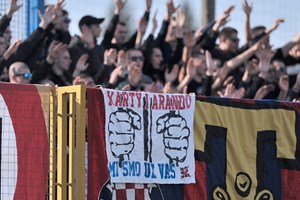 Benfica multado por pirotecnia e por felicitações a uma claque do Hajduk  Split