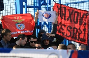 Adeptos do Hajduk Split ostentaram referências ao Benfica no D