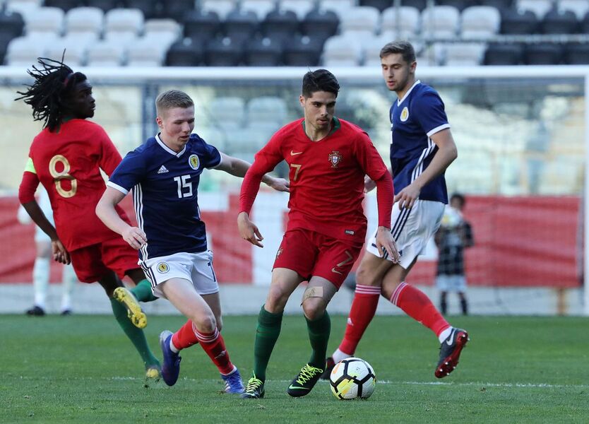 Seleção Sub-19 goleia Escócia e está apurada para o Campeonato da Europa  (4-0) – Observador