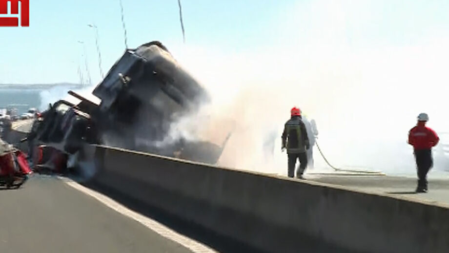 Segundo uma fonte da GNR, o pesado de mercadorias "ardeu junto ao separador central" no sentido norte-sul, tendo sido dado o alerta pelas 11:58. De acordo com a mesma fonte, encontra-se no local a GNR de Coina.