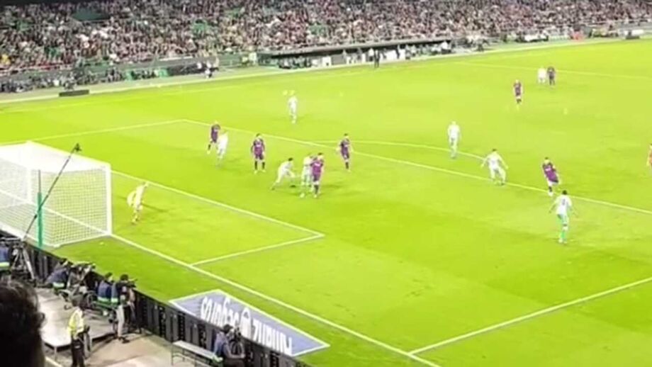 Messi completou assim exibição de luxo na vitória do Barcelona e foi aplaudido de pé pelos adeptos do Betis