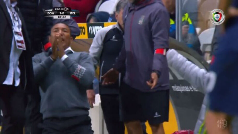 Aos 64 minutos do V. Guimarães-Benfica (1-3), o treinador protestou de forma veemente com o avançado
Aplicar Fundo
