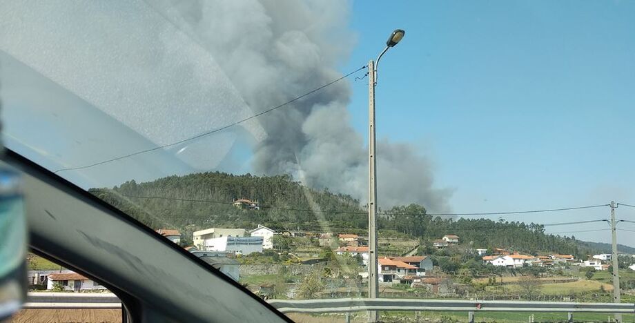 Incêndio descontrolado em Barcelos mobiliza dois meios aéreos