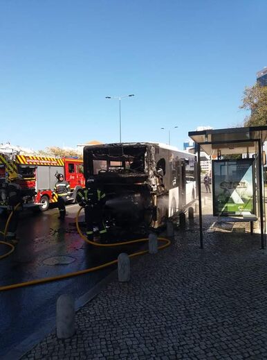 Autocarro arde nas Amoreiras em Lisboa 