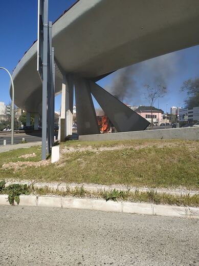 Autocarro arde nas Amoreiras em Lisboa 