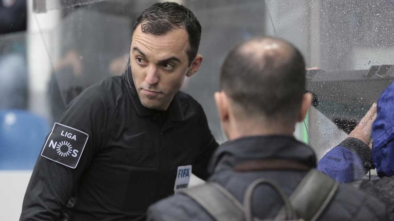 João Pinheiro arbitra jogo entre Manchester City e Estrela Vermelha - Liga  dos Campeões - Jornal Record