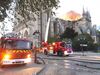 Bombeiros combatem o fogo em Notre-Dame