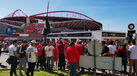 Adeptos cantam hino do Benfica antes da partida para Braga