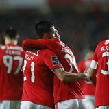 Benfica goleia Marítimo e recupera liderança