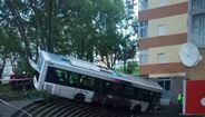 Autocarro despista-se e acaba em escadaria na Amora
