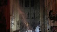 O interior da Catedral de Notre-Dame durante o incêndio
