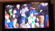 Adepto descuida-se em pleno estádio e é apanhado pelas câmaras de televisão