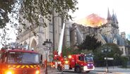 Bombeiros combatem o fogo em Notre-Dame