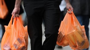 Parlamento aprova fim dos plásticos no comércio de pão, fruta e legumes