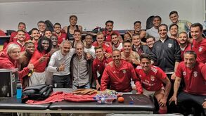 Chalana foi ao balneário do Benfica B e jogadores aproveitaram a ocasião
