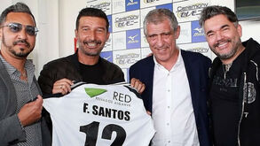 Oferecidas camisolas a Fernando Santos e José Mourinho
