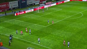 Sp. Braga ficou a pedir penálti neste lance