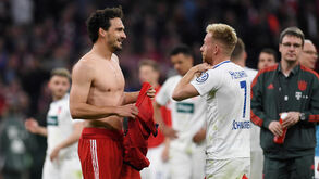 Bayern Munique avança na Taça após jogo de loucos