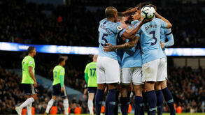 Manchester City vence Cardiff e pressiona Liverpool na liderança