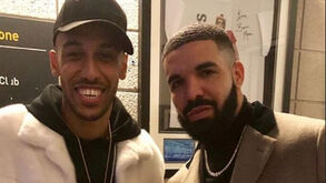 Aubameyang deu camisola a Drake 