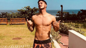 Vídeo íntimo de Gabriel Medina com loira cai na net e surfista ameaça com processos