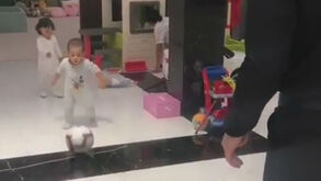 Cristiano Ronaldo treina o passe do pequeno Mateo e fala em 'casa abençoada'