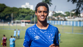 Filho de Ronaldinho assina primeiro contrato profissional aos 14 anos