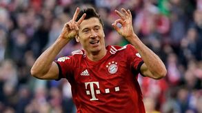 As celebrações curiosas dos jogadores do Bayern e futebolistas do B. Dortmund de rastos