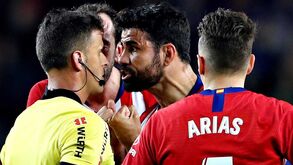 Diego Costa 'atirou-se' ao árbitro e até Piqué teve de acalmá-lo