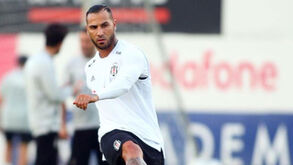 Quaresma lesionado no tornozelo esquerdo