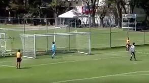 Insólito: o penálti que está a dar a volta ao Mundo