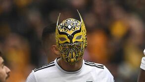 Raúl Jiménez voltou a usar a máscara do Sin Cara mas agora em versão personalizada